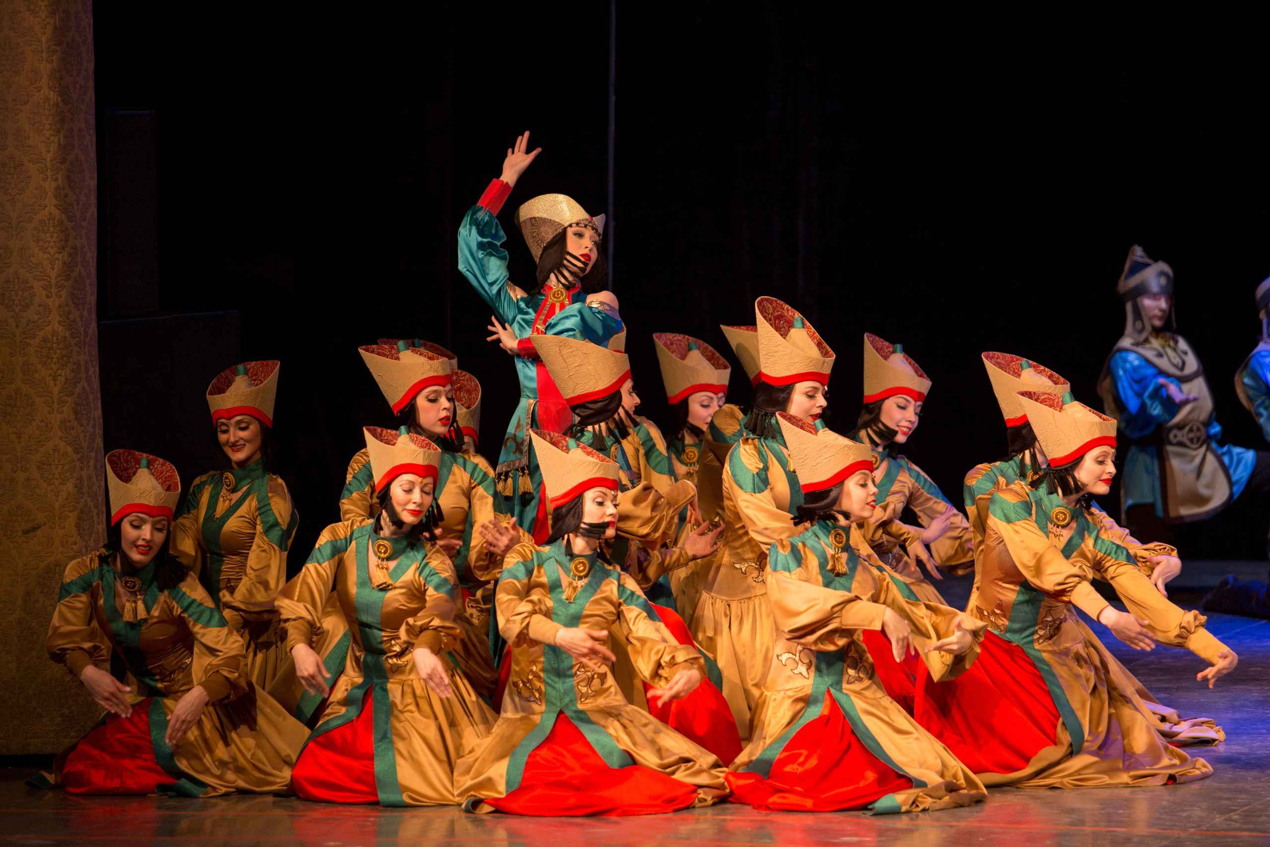 29 марта на сцене Дворца «Губернаторский» выступил один из лучших хореографических коллективов страны – легендарный ансамбль песни и танца Сибири имени Михаила Годенко.