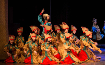 29 марта на сцене Дворца «Губернаторский» выступил один из лучших хореографических коллективов страны – легендарный ансамбль песни и танца Сибири имени Михаила Годенко.