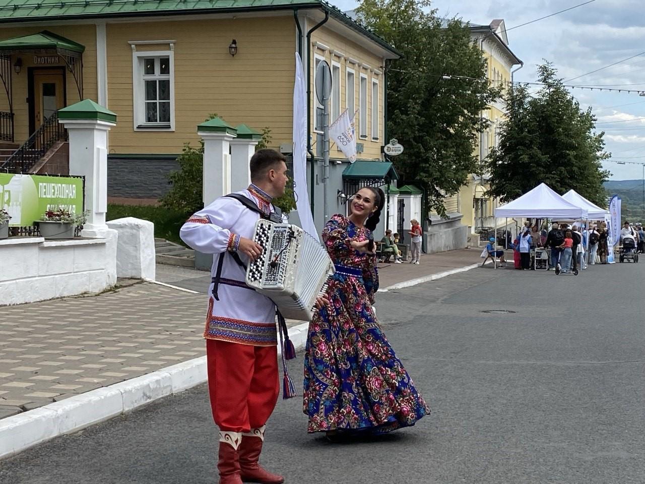 Художественный руководитель Государственного ансамбля песни и танца «Волга»  имени В.А. Ионова Кирилл Кассович и артистка ансамбля Венера Кассович выступили на фестивале «Город добрых соседей» в городе Кирове. 