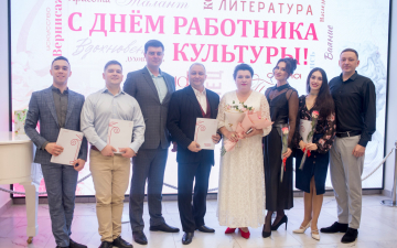 В День работника культуры артистам Государственного ансамбля песни и танца &quot;Волга&quot; имени В.А. Ионова были вручены Почетные грамоты и Благодарственные письма.