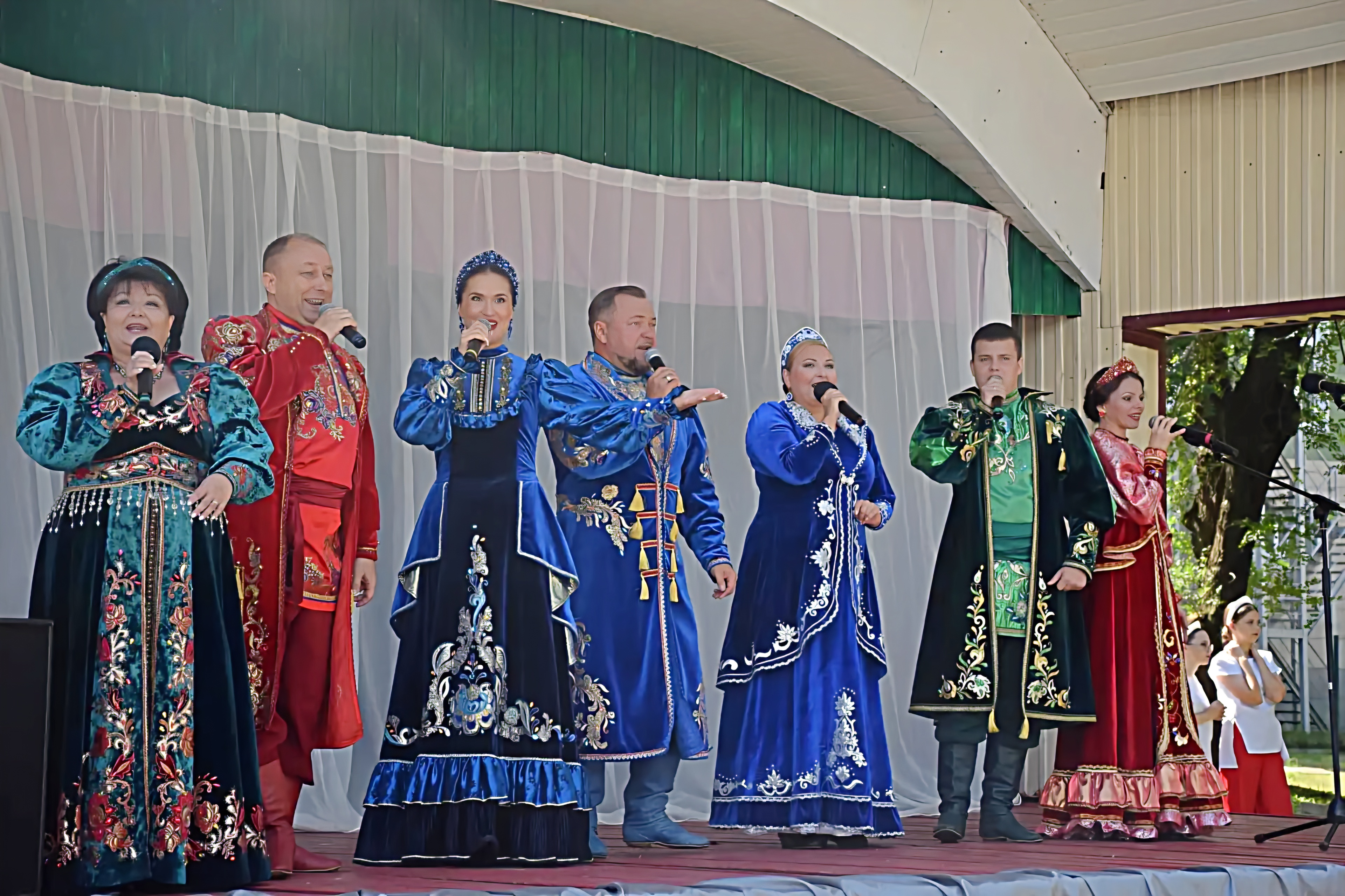 Артисты ансамбля «Волга» выступили в Ишеевке на празднике в честь Дня рабочего посёлка