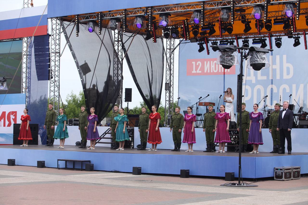 12 июня артисты Государственного ансамбля песни и танца "Волга" имени В.А. Ионова выступили на торжественной церемонии открытия Дня России на площади Ленина в центре Ульяновска.