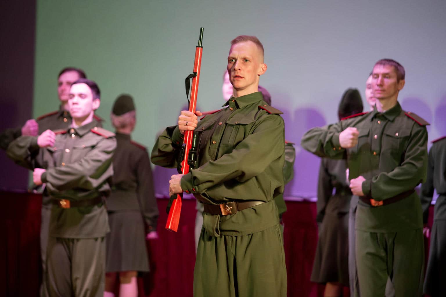 17 февраля Государственный ансамбль песни и танца "Волга" имени В.А. Ионова выступил в Сенгилее, в районном Доме культуры имени В. Б. Осипова.